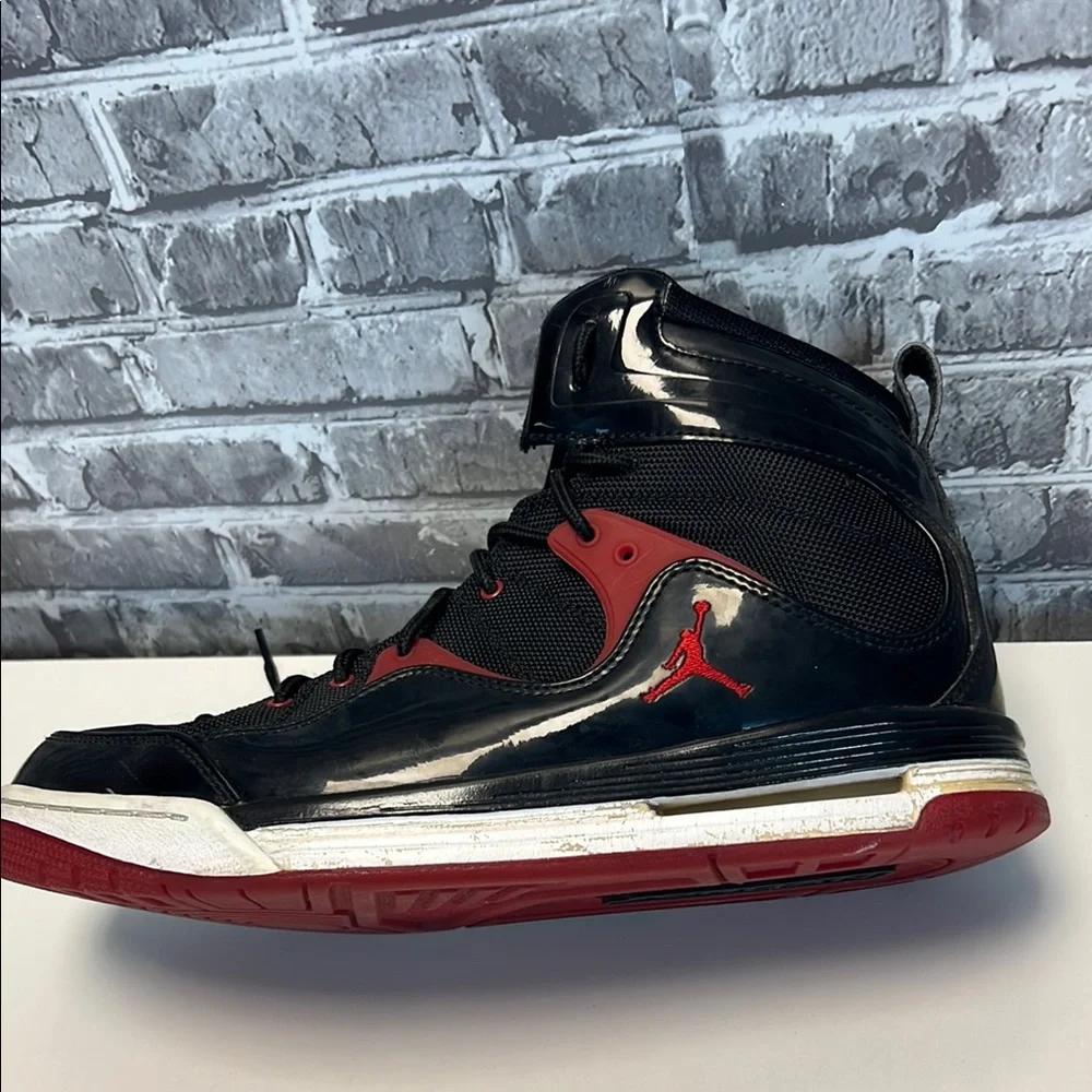 Jordan Men's Black‎ and Red Sneakers